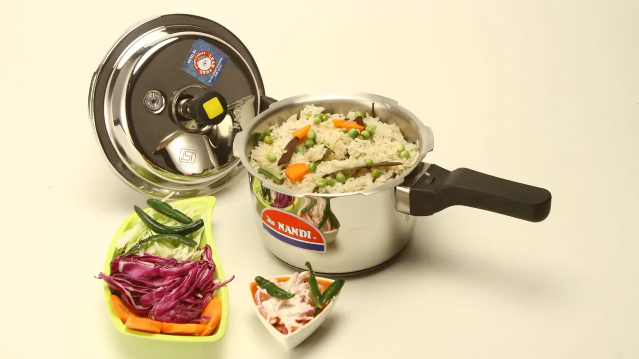 Скороварка из нержавеющей стали с рисом и овощами